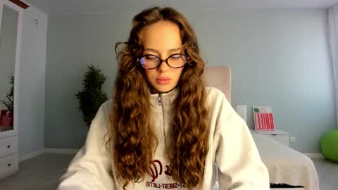 Snapshot of fox_beauty chatting on 09-17-25, 01:07 Kira online show from 09-17-25, 01:07