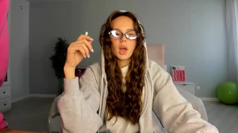 Snapshot of fox_beauty chatting on 09-22-25, 01:18 Kira online show from 09-22-25, 01:18