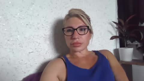 fox_red_lady7 online show from 09-24-25, 05:55