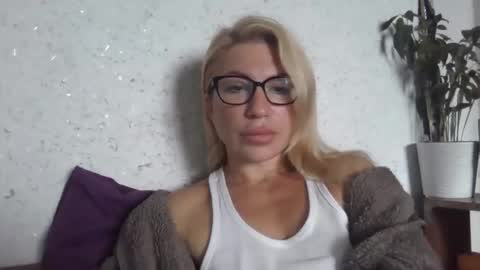 fox_red_lady7 online show from 10-11-25, 09:41