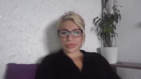 fox_red_lady7 online show from 10-18-25, 09:54