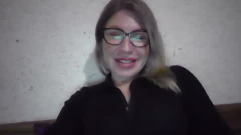 fox_red_lady7 online show from 02-18-26, 10:17
