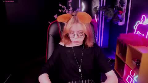 Snapshot of foxxxypolly chatting on 06-14-26, 06:15 Polly online show from 06-14-26, 06:15