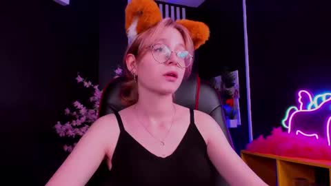Snapshot of foxxxypolly chatting on 07-13-26, 05:32 Polly online show from 07-13-26, 05:32