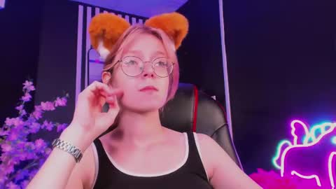 Snapshot of foxxxypolly chatting on 07-19-26, 05:22 Polly online show from 07-19-26, 05:22