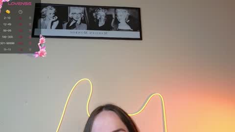 Snapshot of foxxy_girl_ chatting on 09-14-25, 07:18 andice online show from 09-14-25, 07:18