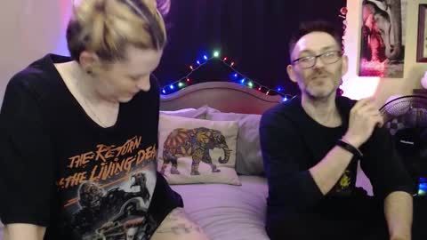 Snapshot of foxymalloryknoxy69 chatting on 12-19-25, 07:59 Mallory Koxx online show from 12-19-25, 07:59