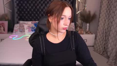 Snapshot of foxymayy chatting on 09-19-25, 01:12 Maya online show from 09-19-25, 01:12