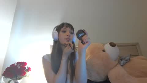 Snapshot of fragilemasochist chatting on 04-11-26, 05:39 Angel online show from 04-11-26, 05:39