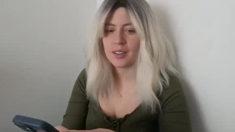 Snapshot of francescaasmith chatting on 09-16-25, 07:15 Francesca online show from 09-16-25, 07:15