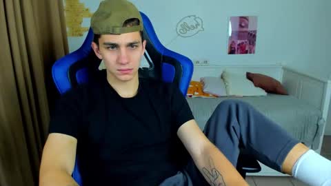 Snapshot of frank_mooree chatting on 10-17-25, 04:48 Frank online show from 10-17-25, 04:48