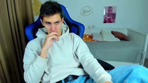 Snapshot of frank_mooree chatting on 10-18-25, 04:48 Frank online show from 10-18-25, 04:48