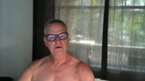 Snapshot of frankfruter10 chatting on 06-15-26, 01:35 hung4fun online show from 06-15-26, 01:35
