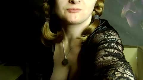 Snapshot of frauket chatting on 10-21-25, 09:37 FrauKet online show from 10-21-25, 09:37