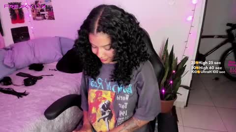 Snapshot of freaky_lia chatting on 02-19-25, 02:44 Lia Gomez online show from 02-19-25, 02:44