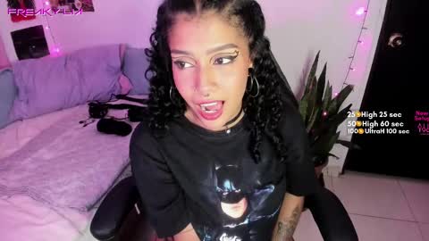 Snapshot of freaky_lia chatting on 02-24-25, 11:52 Lia Gomez online show from 02-24-25, 11:52