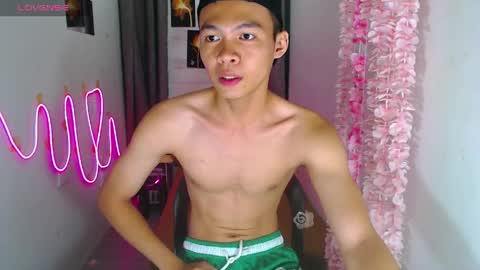 Snapshot of freakymarkxxx chatting on 05-10-26, 02:00 Mark online show from 05-10-26, 02:00