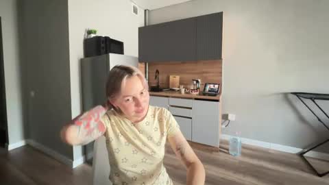 Snapshot of fremine_ chatting on 11-17-25, 03:12 Fremine online show from 11-17-25, 03:12