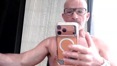 Snapshot of frenchdaddylove chatting on 06-01-26, 10:28 Frenchdaddylove online show from 06-01-26, 10:28