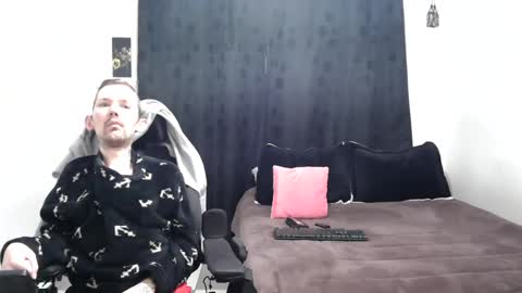 Snapshot of frenchroulette chatting on 02-15-25, 11:39 Thomas y Sophia online show from 02-15-25, 11:39