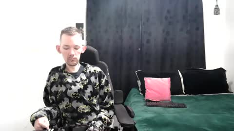 Snapshot of frenchroulette chatting on 03-09-25, 09:57 Thomas y Sophia online show from 03-09-25, 09:57