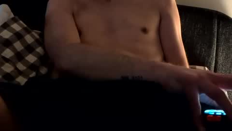 Snapshot of frenchymontreal chatting on 01-12-26, 01:27 frenchymontreal online show from 01-12-26, 01:27