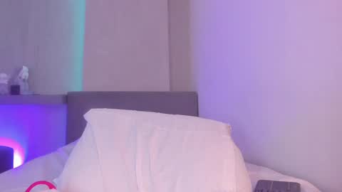 Snapshot of freyazimmerman_ chatting on 10-08-25, 10:57 Pau. online show from 10-08-25, 10:57