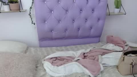 Snapshot of freyja_01 chatting on 10-19-25, 05:24 Freyja online show from 10-19-25, 05:24