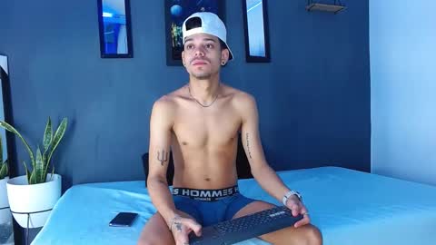 Snapshot of friendsofeverything_ chatting on 12-24-24, 12:00 Adam y pitter online show from 12-24-24, 12:00