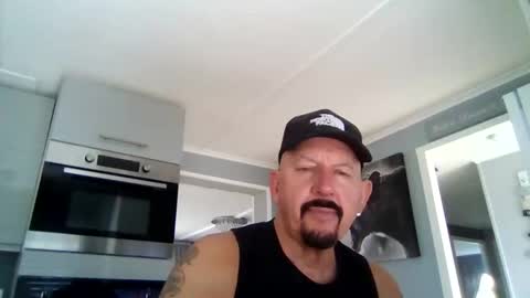 Snapshot of friskyneedsum chatting on 10-29-25, 10:28 bob online show from 10-29-25, 10:28