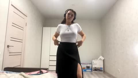 Snapshot of frosted_bloom chatting on 09-08-25, 03:44 Emily online show from 09-08-25, 03:44