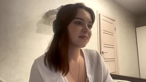 Snapshot of frosted_bloom chatting on 09-15-25, 04:29 Emily online show from 09-15-25, 04:29