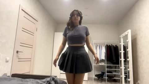 Snapshot of frosted_bloom chatting on 09-17-25, 03:46 Emily online show from 09-17-25, 03:46