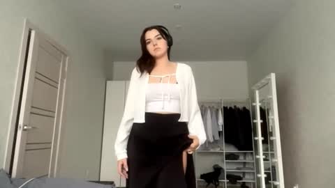 Snapshot of frosted_bloom chatting on 09-18-25, 02:08 Emily online show from 09-18-25, 02:08