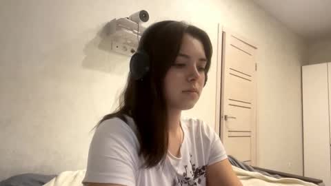 Snapshot of frosted_bloom chatting on 09-23-25, 02:09 Emily online show from 09-23-25, 02:09