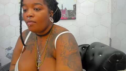 Snapshot of fuentes_anna chatting on 09-26-25, 01:15 Anna Fuentes online show from 09-26-25, 01:15