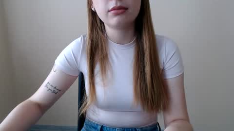 Snapshot of funemma000 chatting on 06-18-26, 08:03 Emma online show from 06-18-26, 08:03