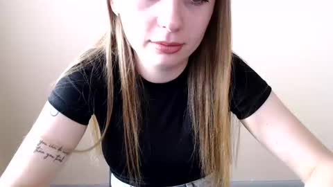 Snapshot of funemma000 chatting on 06-26-26, 04:06 Emma online show from 06-26-26, 04:06