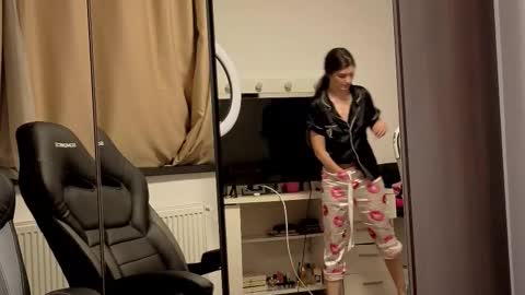 Elona  online show from 02-05-26, 05:39