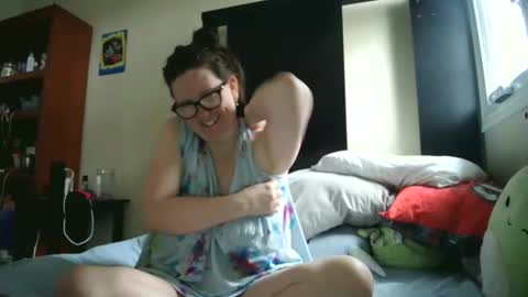 fuzzypeaches87 online show from 04-29-26, 04:22