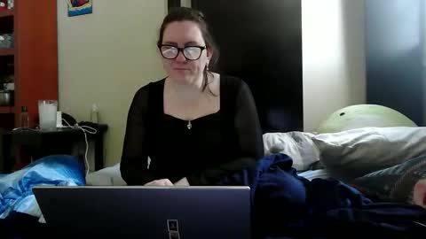 fuzzypeaches87 online show from 05-04-26, 06:15