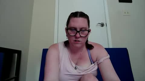 fuzzypeaches87 online show from 06-04-26, 09:10