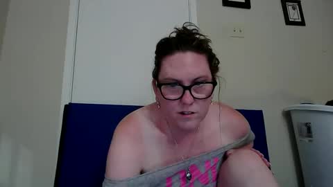 fuzzypeaches87 online show from 06-11-26, 02:53