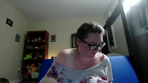 fuzzypeaches87 online show from 06-12-26, 05:17