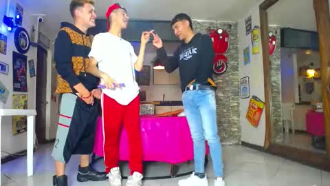 Snapshot of g4mens chatting on 10-14-25, 02:40 G4MENS online show from 10-14-25, 02:40