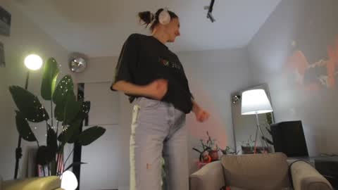 Snapshot of g_ia chatting on 12-14-24, 10:18 G online show from 12-14-24, 10:18