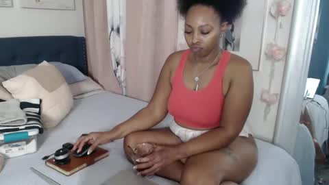 Snapshot of geishapaige chatting on 09-29-25, 10:20 The Empress online show from 09-29-25, 10:20