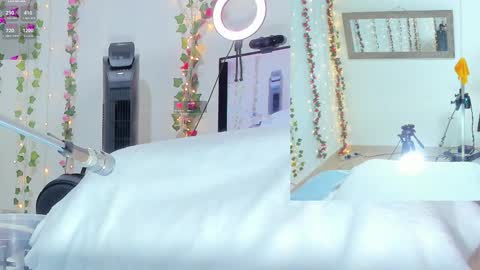 Snapshot of genesis__love_ chatting on 10-28-25, 09:24 Genesis online show from 10-28-25, 09:24