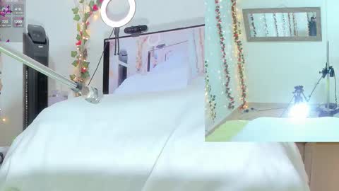 Snapshot of genesis__love_ chatting on 10-29-25, 09:33 Genesis online show from 10-29-25, 09:33