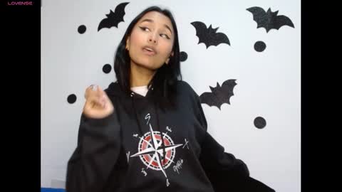 Gia Lee online show from 10-28-25, 02:59